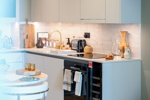 Microwave, oven, stovetop, dishwasher - Chic Urban Escape - Studio Apartment, Sleeps 2 (London)