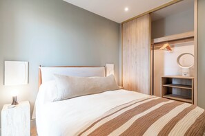 Tabla de planchar con plancha, wifi gratis y ropa de cama