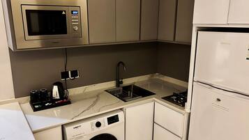 Full-sized fridge, microwave, oven