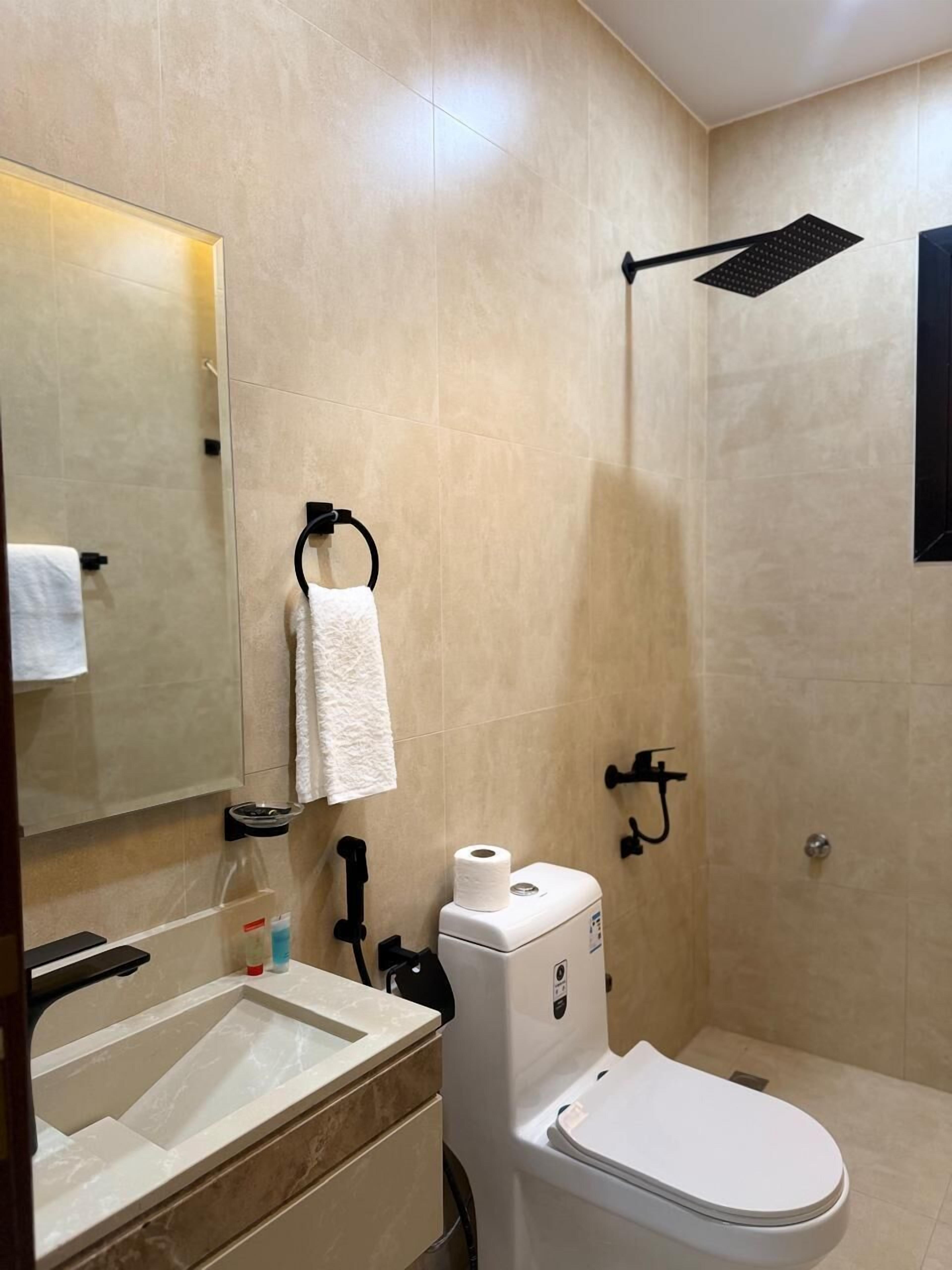 Dúplex Deluxe | Bany | Dutxa, assecador de cabells, tovalloles i sabó 