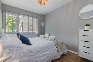 1 habitación, tabla de planchar con plancha, wifi gratis y ropa de cama