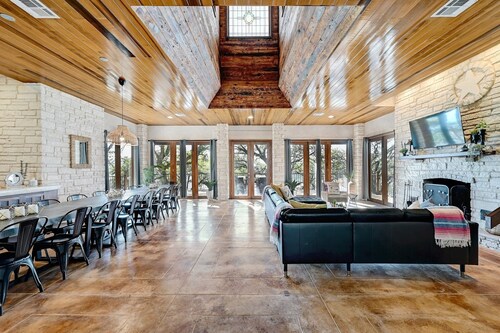 Luxury Lakefront Escape on Lake Travis