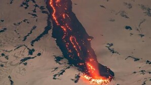 Un flujo de lava sobre un paisaje nevado.