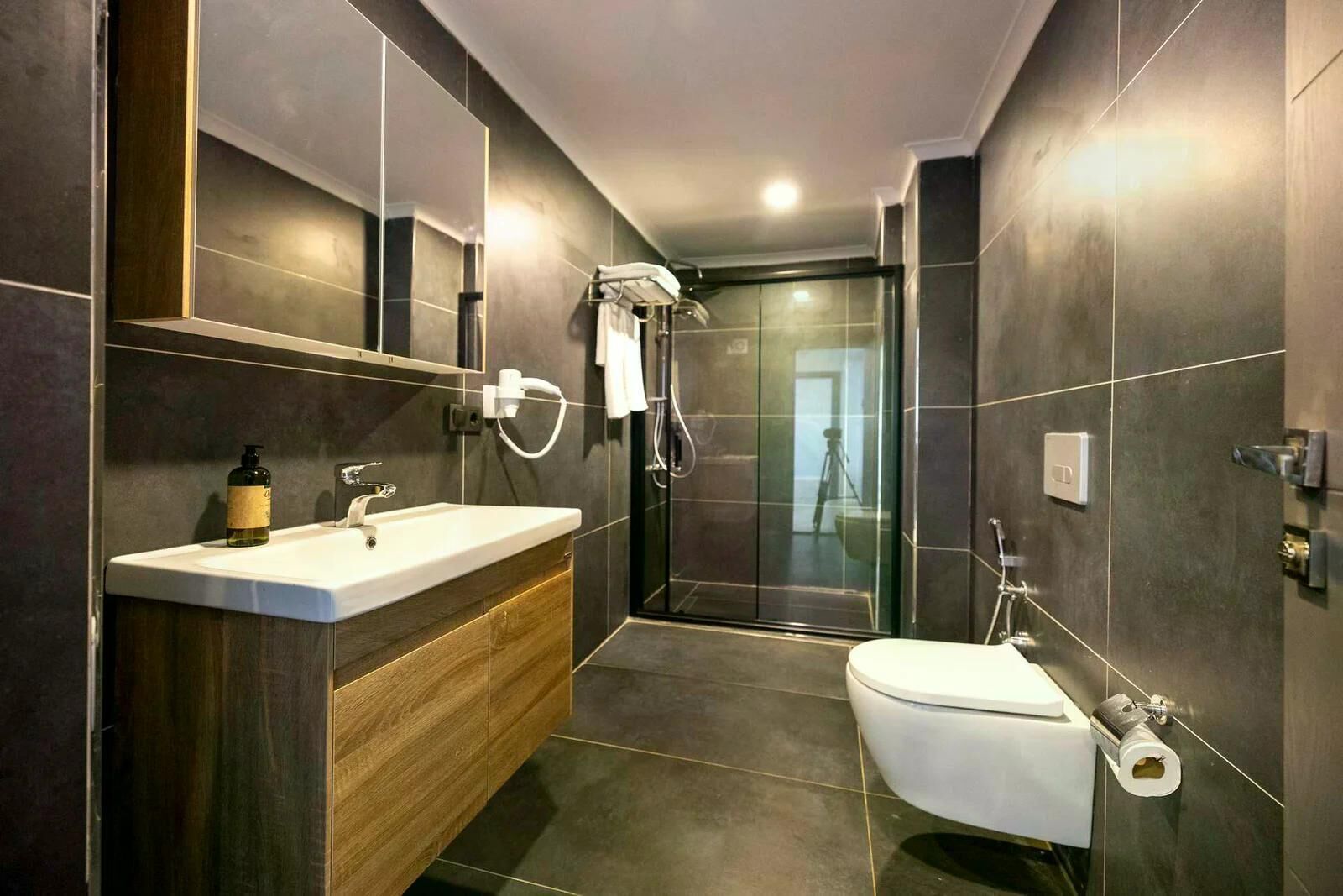 Dusche, Haartrockner, Hausschuhe, Handtücher