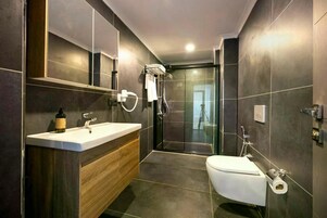 淋浴设施、吹风机、拖鞋、毛巾