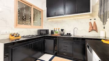 Micro-ondes, plaque de cuisson, lave-vaisselle