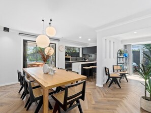 Dining - Palm Beach Poolside Haven – 4BR & Outdoor Living (Palm Beach)