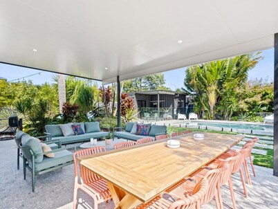 Palm Beach Poolside Haven – 4BR & Outdoor Living