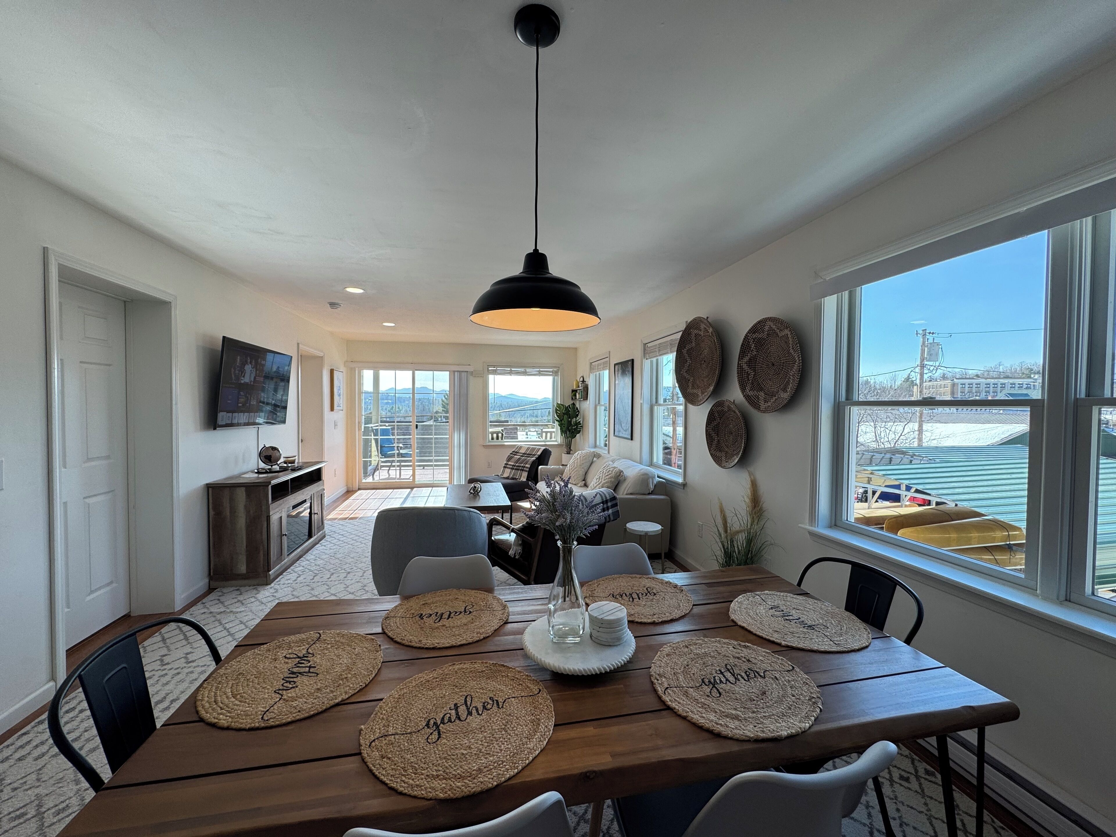 高级公寓, 允许带宠物, 山景 | 起居区 | 55-英寸LED 电视（配备卫星频道）、Netflix、Hulu