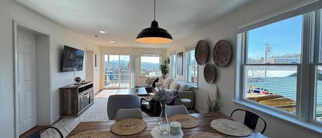 Apartemen Superior, Hewan Peliharaan Diizinkan, pemandangan gunung | Area keluarga | Televisi LED 55-inci dengan saluran TV satelit, Netflix, dan Hulu