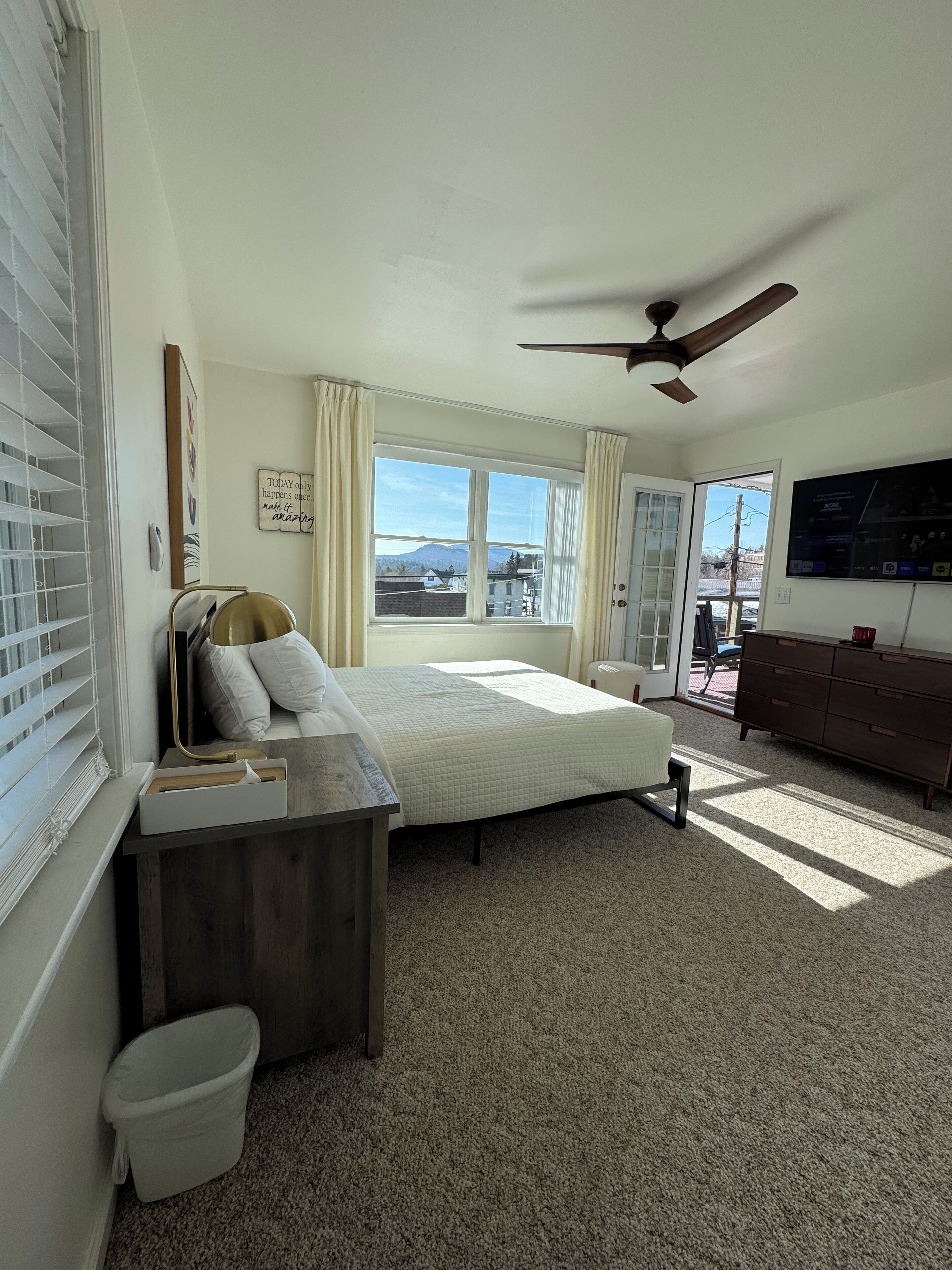 Apartamento superior, Se admiten mascotas, vistas a la montaña | Edredones de plumas, tabla de planchar con plancha, wifi gratis