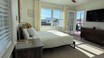 Apartamento superior, Se admiten mascotas, vistas a la montaña | Edredones de plumas, tabla de planchar con plancha, wifi gratis