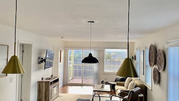 Superior appartement, huisdieren toegestaan, uitzicht op bergen | Woonruimte | Een 55-inch ledtelevisie met satellietzenders, Netflix en Hulu