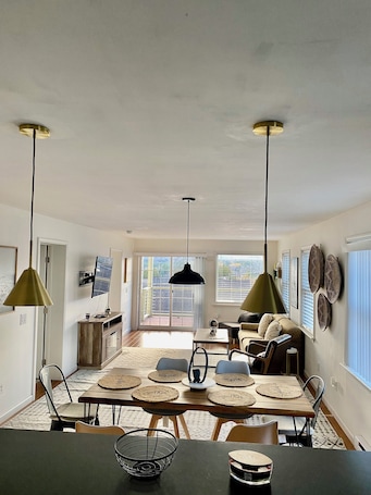 Superior Apartment, Pets Allowed, Mountain View | Living area | 55-inch LED TV with satellite channels, Netflix, Hulu