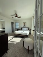 Superior Apartment, Pets Allowed, Mountain View | Down comforters, iron/ironing board, free WiFi