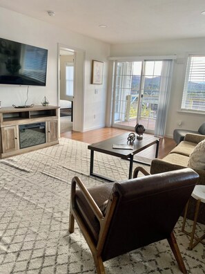 Apartemen Superior, Hewan Peliharaan Diizinkan, pemandangan gunung | Area keluarga | Televisi LED 55-inci dengan saluran TV satelit, Netflix, dan Hulu