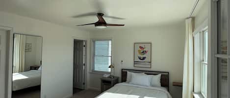 Apartamento superior, Se admiten mascotas, vistas a la montaña | Edredones de plumas, tabla de planchar con plancha, wifi gratis