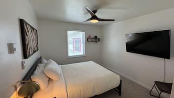 Superior Apartment, Pets Allowed, Mountain View | Down comforters, iron/ironing board, free WiFi