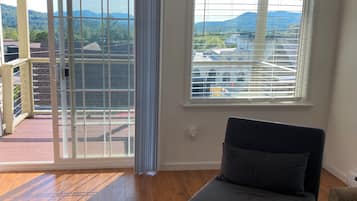 Apartemen Superior, Hewan Peliharaan Diizinkan, pemandangan gunung | Area keluarga | Televisi LED 55-inci dengan saluran TV satelit, Netflix, dan Hulu