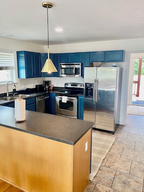 Departamento superior, se aceptan mascotas, vista a la montaña | Cocina privada | Microondas, horno, parrilla de estufa y congelador