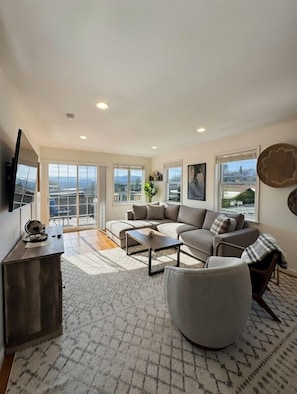 Economy Apartment | Living area | 55-inch LED TV with satellite channels, Netflix, Hulu - Central Lake Placid Mountain Views (Lake Placid)