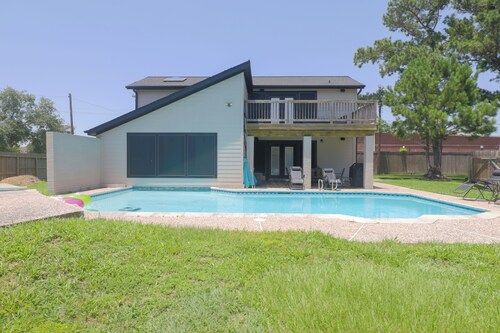 Charming 2-bedroom Pool House Loft with Swim-in Pool Room