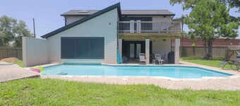 Charming 2-bedroom Pool House Loft with Swim-in Pool Room