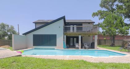 Charming 2-bedroom Pool House Loft with Swim-in Pool Room
