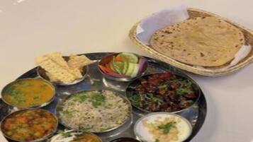 Desayuno con opciones de la cocina local incluido todos los días