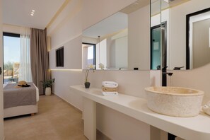 LocoLuxe Suite with Private Shared Pool, Sea View | Salle de bain