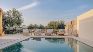 Una piscina al aire libre de temporada