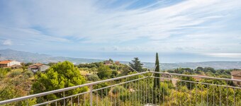 Apartment 'Vecchio Forno - Puntalazzo' with Sea View, Wi-Fi and Air Conditioning