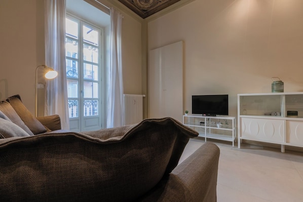 Apartment, 1 Katil Kelamin (Double) dengan Katil Sofa, Balcony | Ruang tamu | 30 inci televisyen dengan satelit