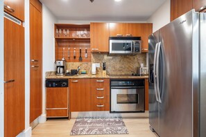 Deluxe Apartment, City View | Private kitchen