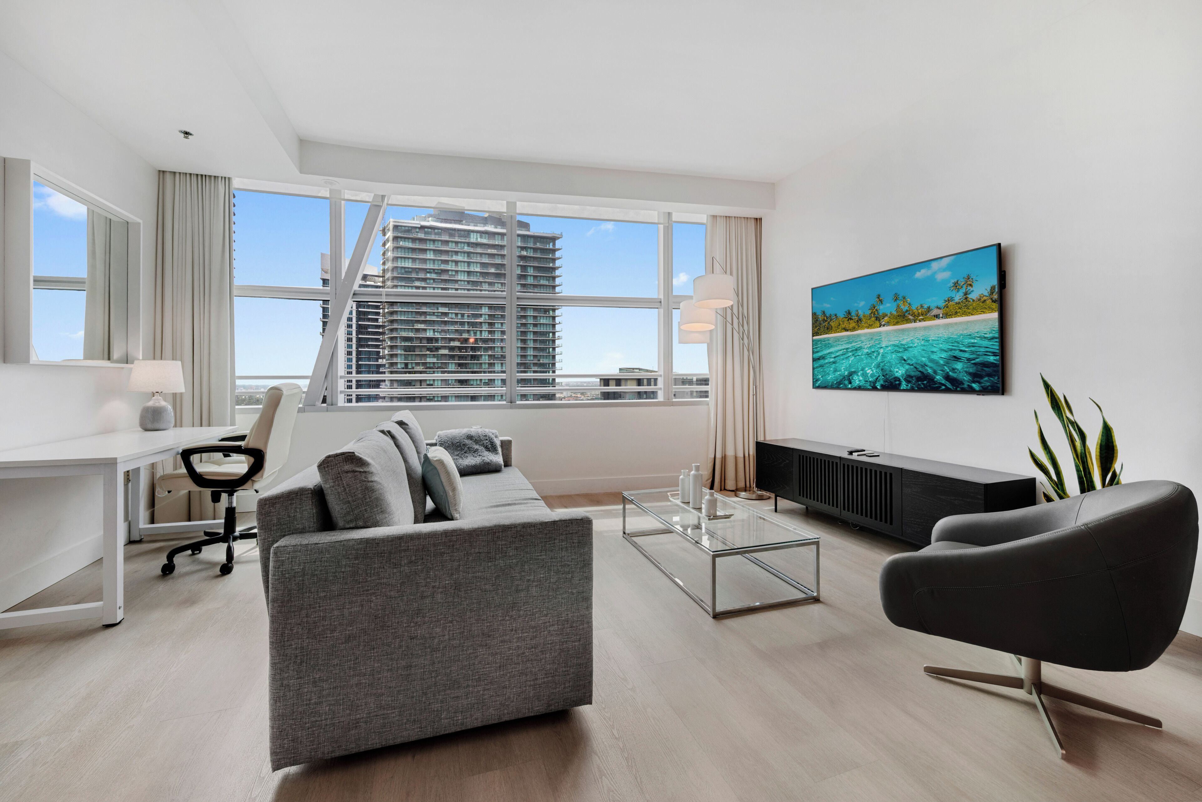Deluxe Apartment, City View | Living area