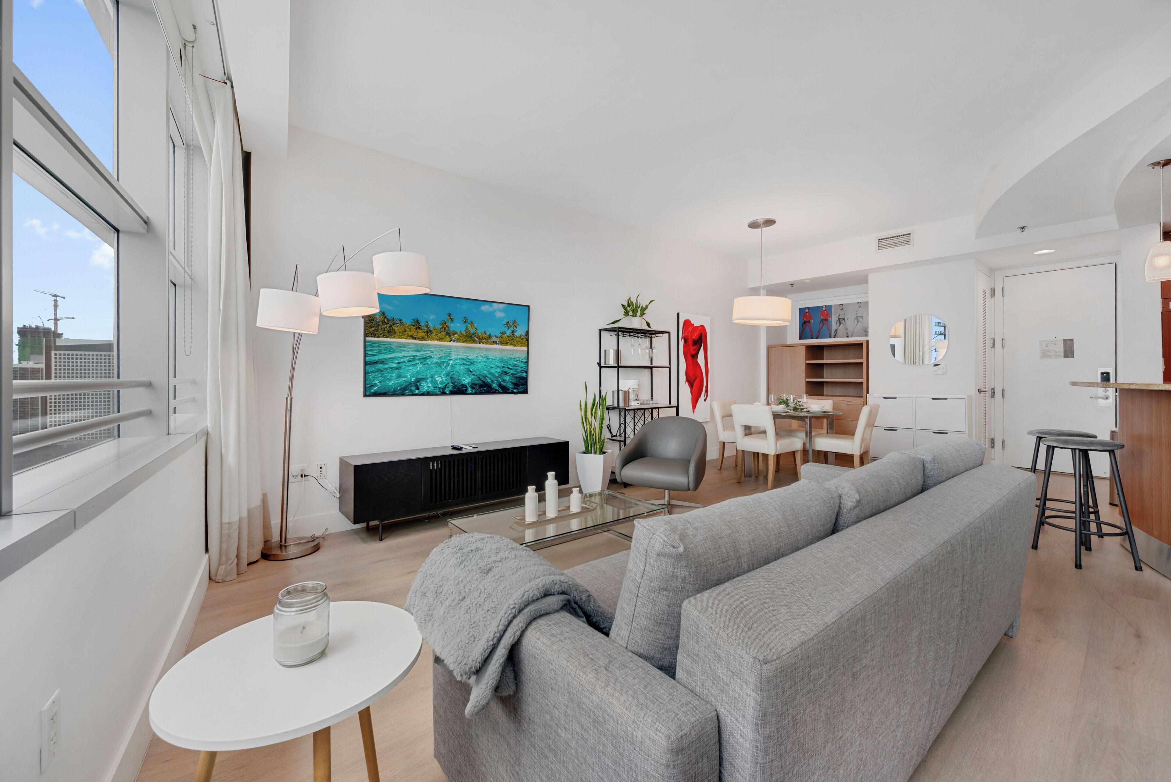 Deluxe Apartment, City View | Living area