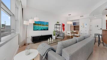 Deluxe Apartment, City View | Living area