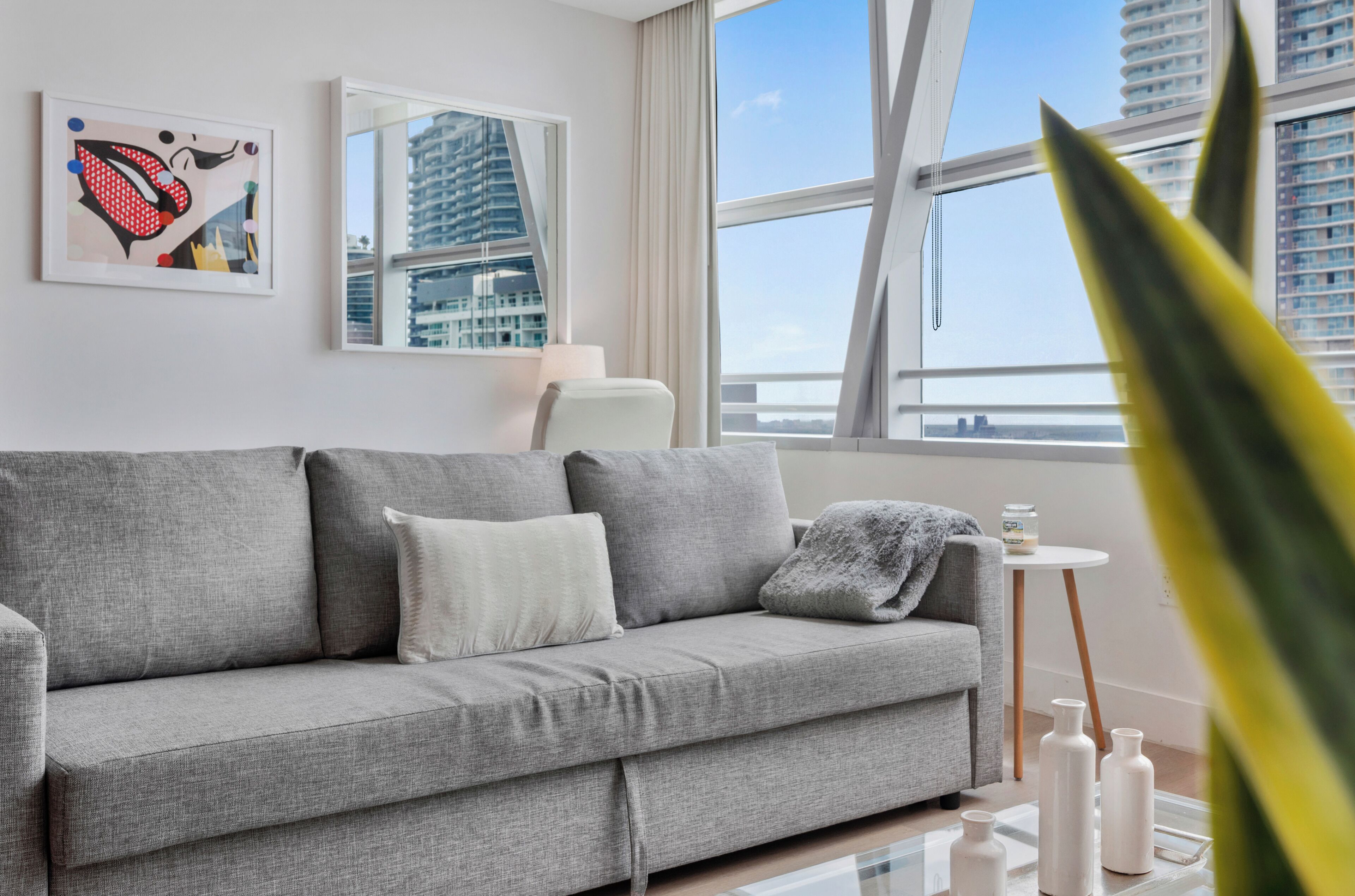 Deluxe Apartment, City View | Living area