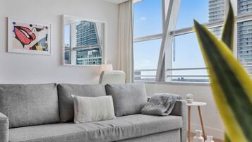 Deluxe Apartment, City View | Living area