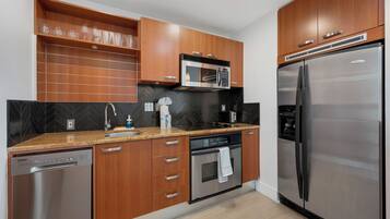 Deluxe Apartment, City View | Private kitchen