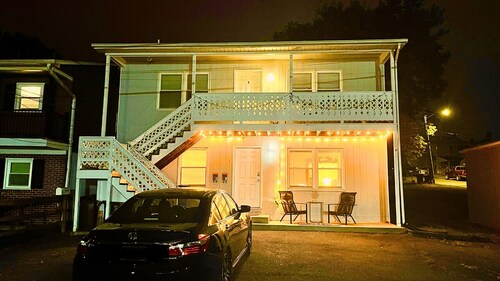 Downtown Frederick retreat with parking. Dog- and baby-friendly!