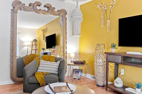 Downtown Frederick retreat with parking. Dog- and baby-friendly!