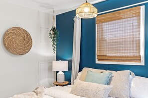 2 bedrooms, iron/ironing board, Internet, bed sheets - Downtown Frederick retreat with parking. Dog- and baby-friendly! (Frederick)