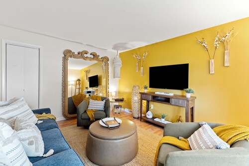 Downtown Frederick retreat with parking. Dog- and baby-friendly!