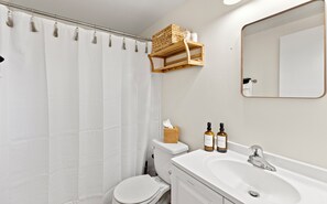 Secadora de cabello, toallas, jabón, papel de baño 