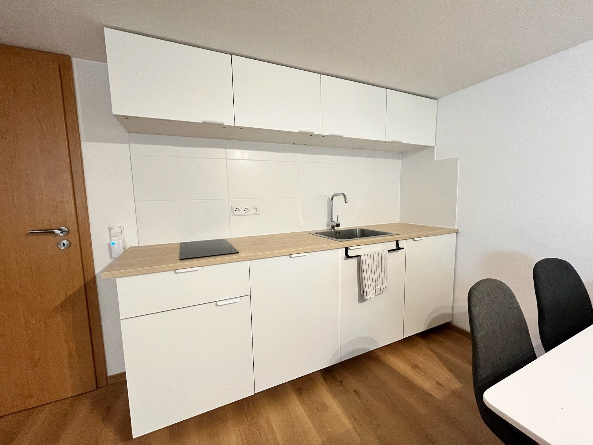 Køleskab, mikrobølgeovn, kogeplade, opvaskemaskine