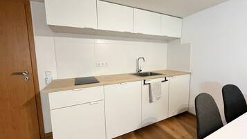 Réfrigérateur, micro-ondes, plaque de cuisson, lave-vaisselle