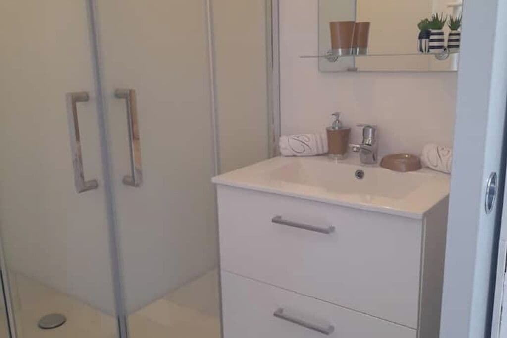 Douche, sèche-cheveux, papier toilette