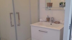 Dusj, hårføner og toalettpapir