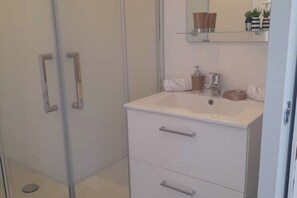 Een douche, een haardroger, toiletpapier